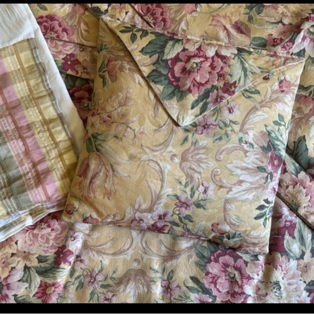 Croscill Floral Queen Bedding Set in Yellow